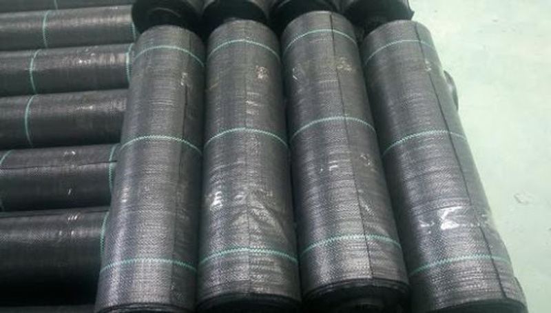 Black woven weed control mat rolls for ground cover